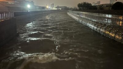 İstanbul’da etkili olan sağanak yağış nedeniyle Ayamama Deresi taşma noktasına